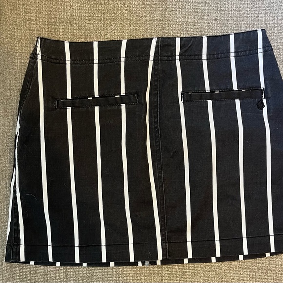 Volcom XS Skirt - Picture 2 of 3